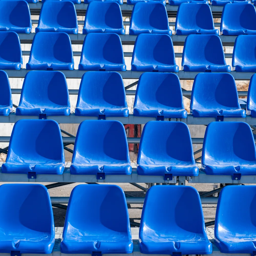 Boş mavi tribün koltukları